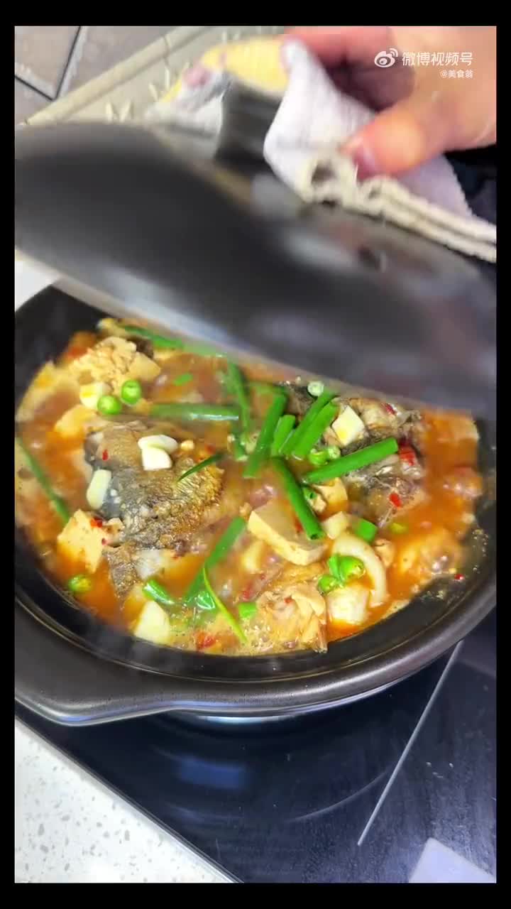 鱼炖豆腐怎么做？鲜嫩入味的家常做法及技巧详解