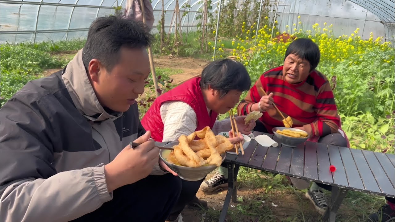 熬制鲜美鸡汤的秘诀：时间、火候与食材的完美融合