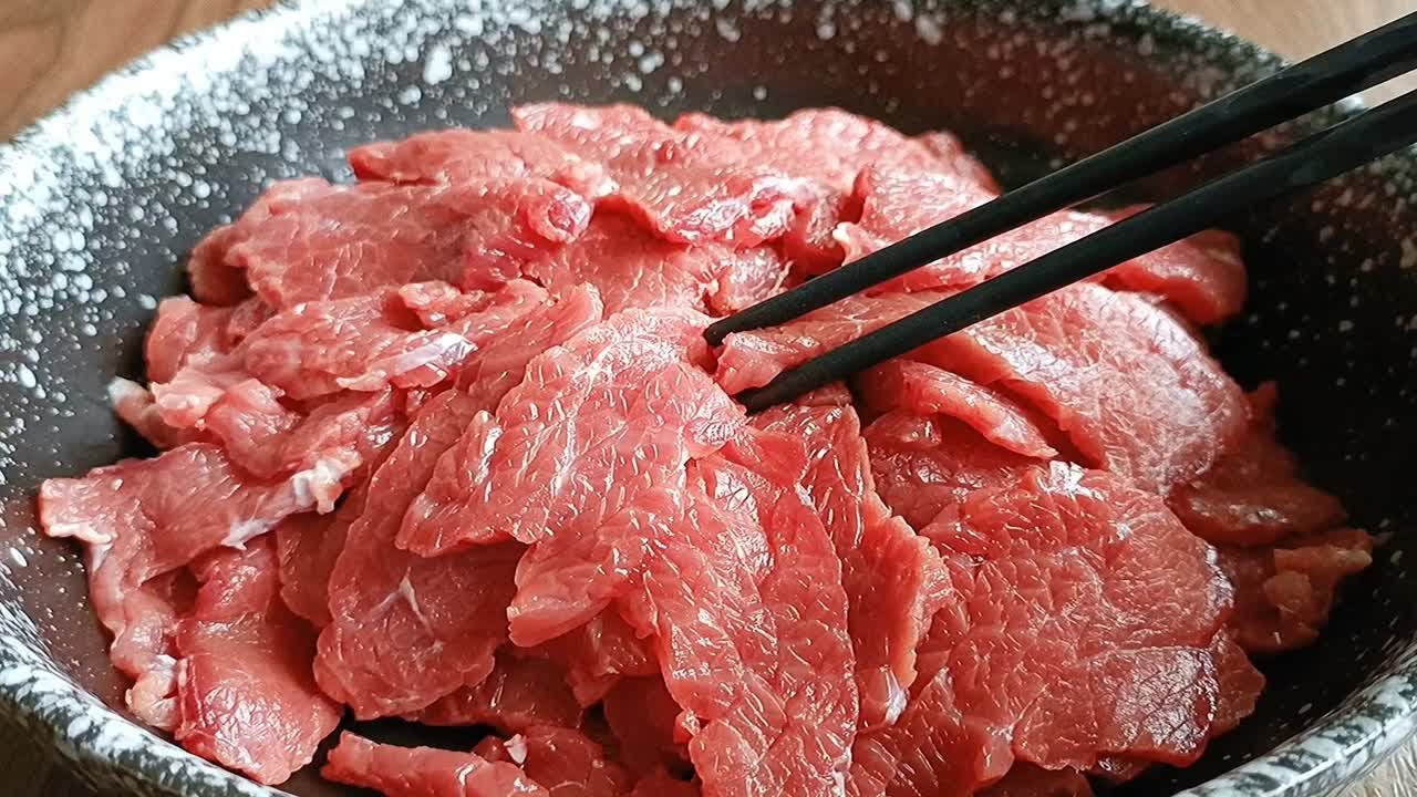 怎么做炖牛肉？从选材到技巧的全面指南，教你炖出鲜嫩多汁的美味牛肉